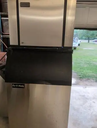 Ice machine (half dice cube type)