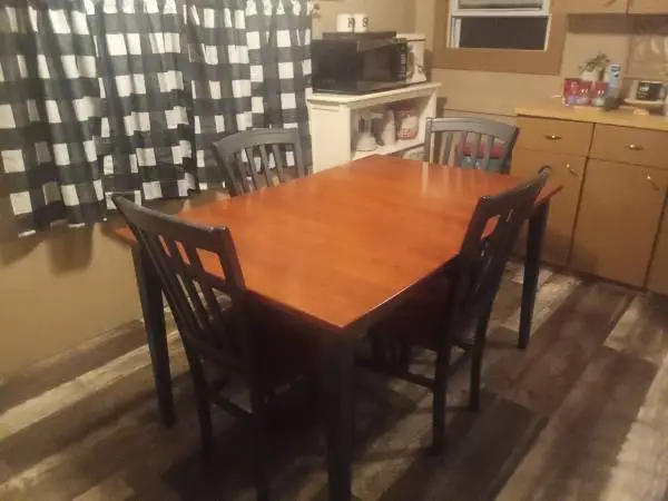 for sale a nice kitchen table with 4 chairs