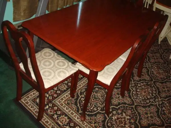 nice table w/ 4 chairs