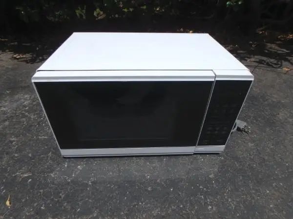 Microwave - White; Delivery Possible