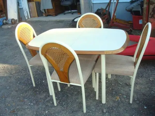 table w/ 4 chairs