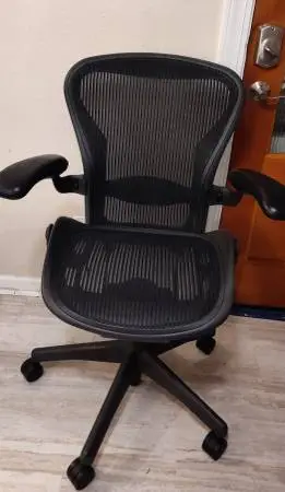 HERMAN MILLER AERON  SIZE  B