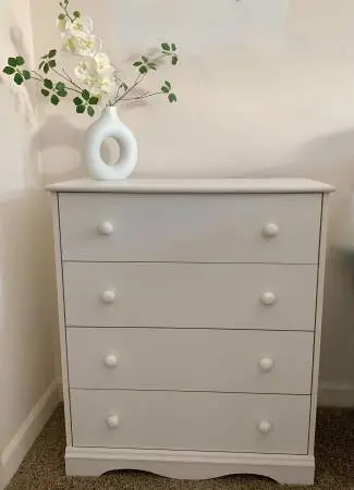 White four drawer dresser super clean great condition scalloped base
