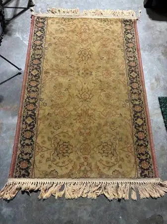 AREA RUG WITH NEUTRAL COLORS IN GOOD CONDITION 48”X30”