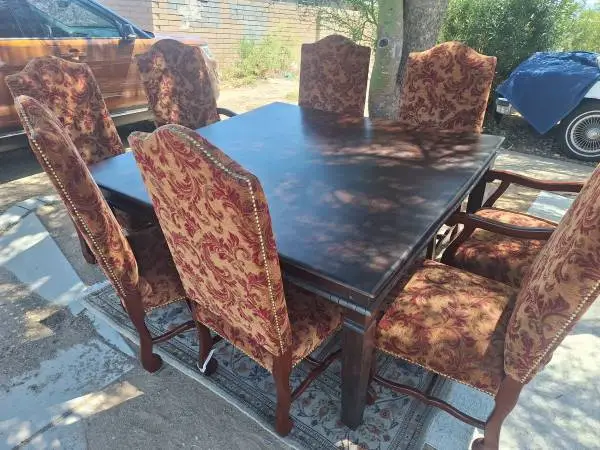 KINGS TABLE WITH 8 CHAIRS - read description
