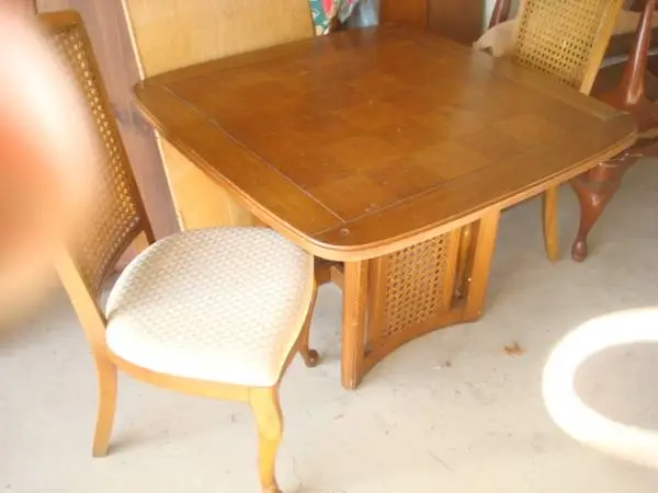 table / 2 chairs