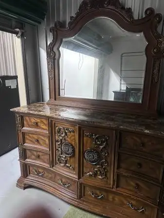 Bedroom set queen size plus extra pieces