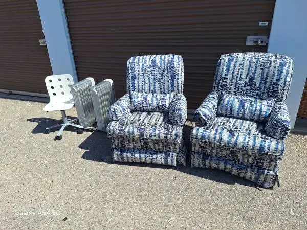 PAIR OF SWIVEL CLUB CHAIRS