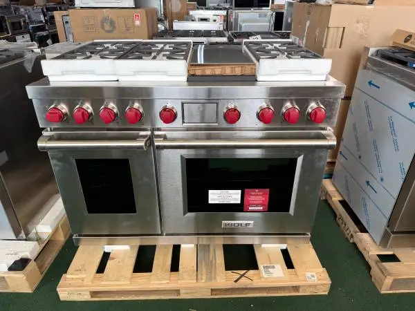 WOLF 48″ Dual Fuel Range – 6 Burners and Infrared Griddle