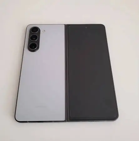 Z Fold 5 • 256 GB • Unlocked • Gray • Mint Condition
