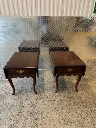 Pair of vintage Queen Ann drop leaf cherry end tables