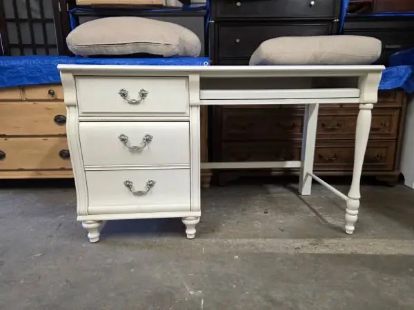 White Wooden Computer Desk (Stanley Furniture)