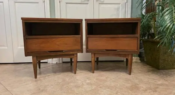►Mid Century Modern (2) Matching Nightstands MCM in Walnut