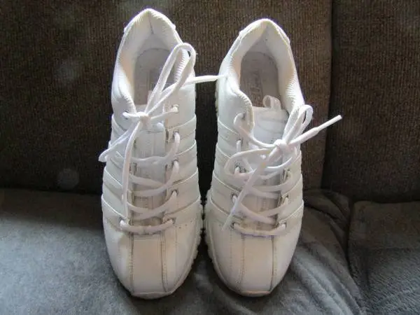 Womans size 8 Skechers- very slightly worn