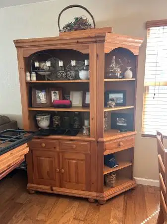 Pine hutch with storage