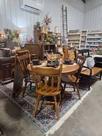 Dining Table, 4 Chairs & 1-18 Leaf