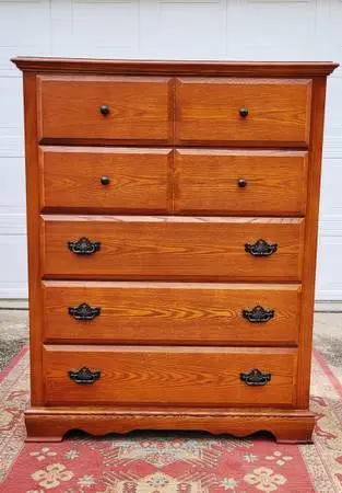 5 Drawer Chest of Drawers Dresser. Solid Wood.
