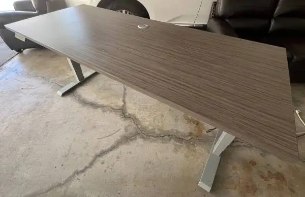 Standing work desk - motorized - rising from 24.5 to 50, clean