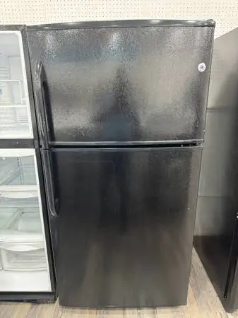 GE 33”W Top Freezer Bottom Refrigerator Excellent Condition