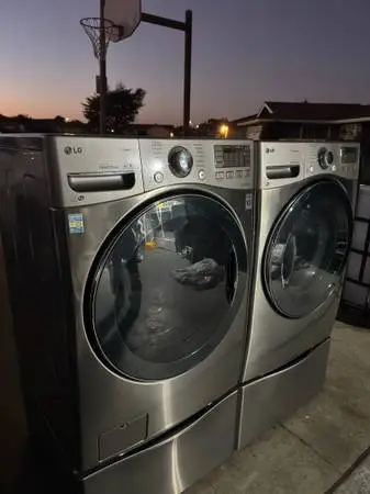 Lg electric set with pedestals