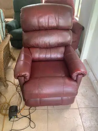 LAZBOY ElectricWall Hugger Leather Recliner in Great Condition
