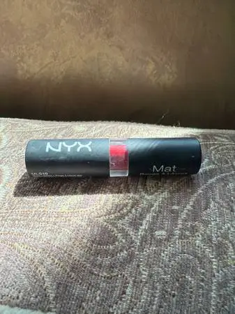 NYX Mat red lipstick