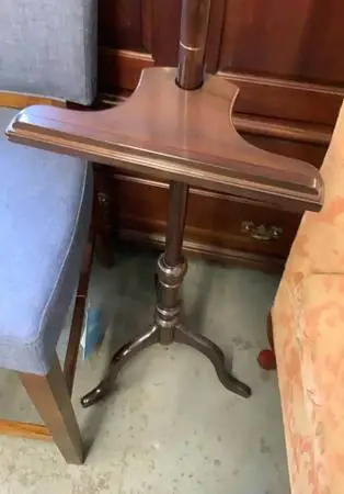 Solid Cherry Easel