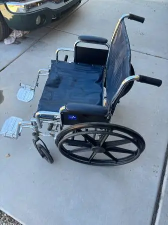 MEDLINE WHEEL CHAIR