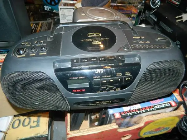 PORTABLE HIGHEND JVC AM-FM RADIO AND CASSETTE BOOM BOX
