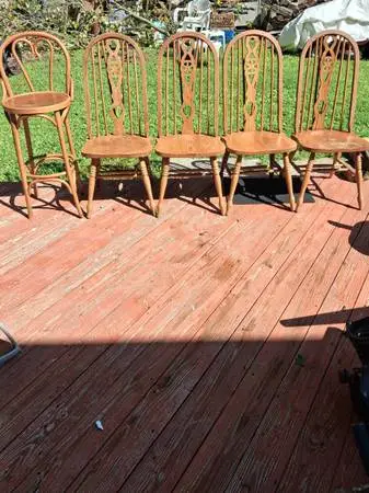 Dining Table 4 chairs and 2 free standinv lamps