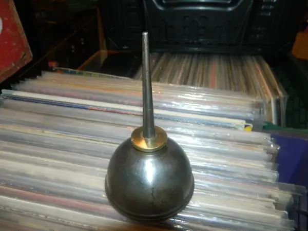 OLD VINTAGE 1950s SMALL THUMB PRESS OIL CAN