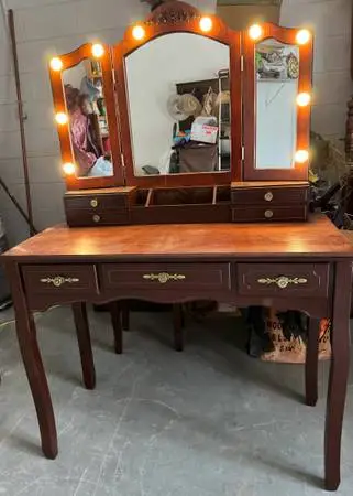 MAKEUP VANITY