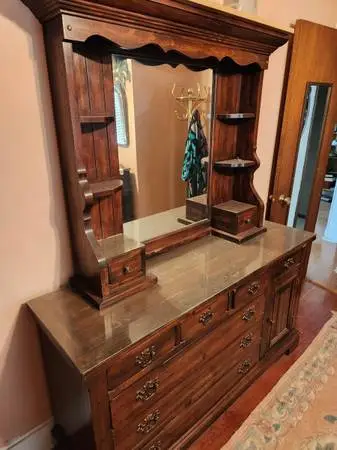 Queen bedroom set with hutch and dresser