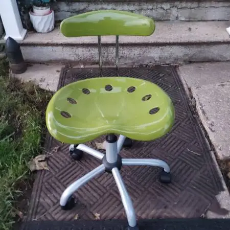 Chair green metal chair on wheels, adjustable heights 15 - 18 $20