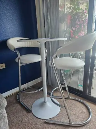 Tall table and two chairs white