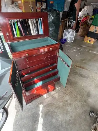 Brand New Never Used Standing Jewelry Boox