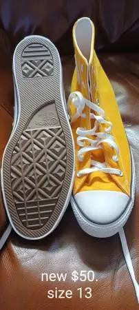 HI-TOP CHUCK TAYLORS