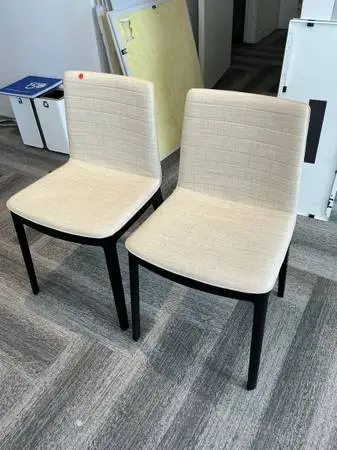 Lot of 2 guest chairs by Andreu World in Beige Designer Fabric