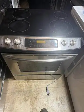 NEWER MODEL GE STAINLESS STEEL STOVE