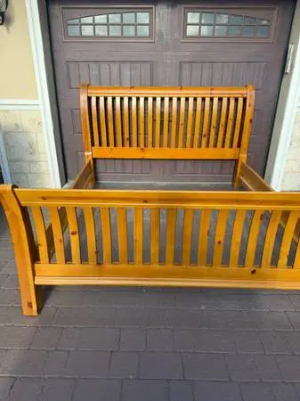 LIKE NEW KING SLEIGH BED FRAME $60 Eight 43 503 8132