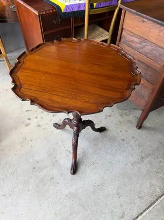 Queen Anne Style Carved Mahogany Tilt-Top Tea Table