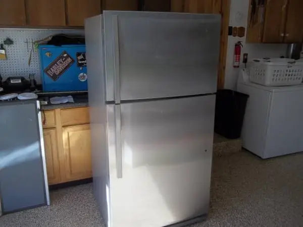 Whirlpool stainless refrigerator w/ ice maker