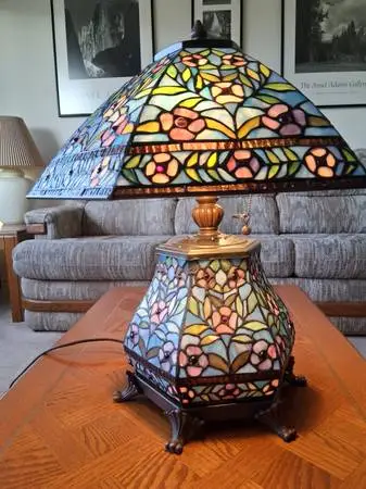 528335 Tiffany Style Table Lamp Made Approximately 2019.