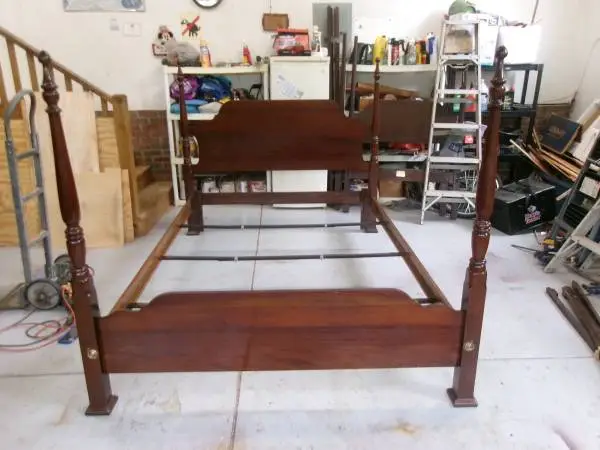 LIKE NEW SOLID CHERRY POSTER QUEEN BED (PIC)