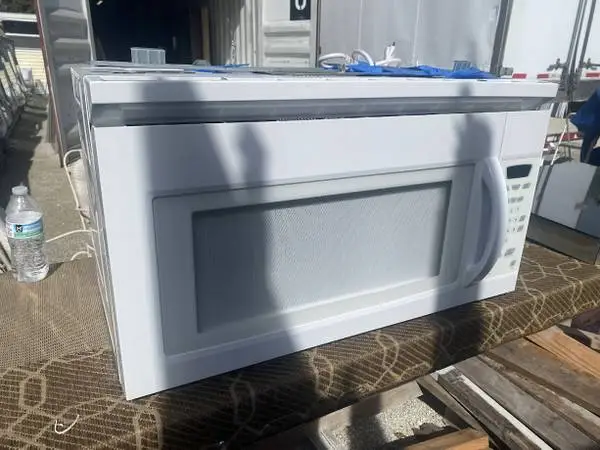 White Amana Microwave Oven 1.5 Cu Ft Model #AMV1150VAW-5 Used