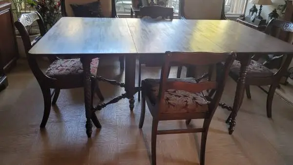 MAHOGONY DINNING ROOM TABLE FOUR CHAIRSS
