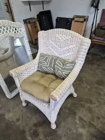 NICE WICKER BEDROOM CHAIR NO ISSUES