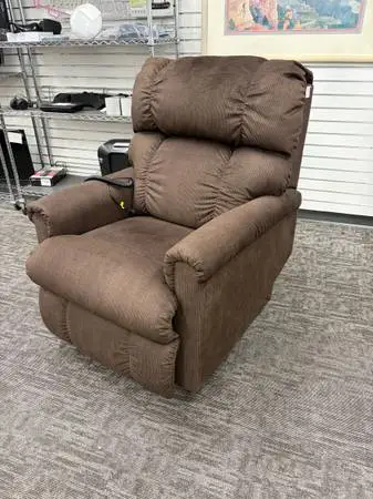 La-Z-Boy Lift Chair Recliner - Like New - SALE