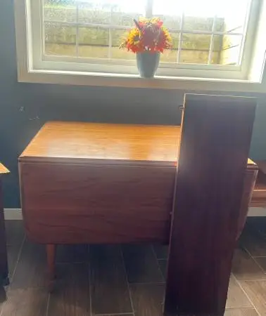Drop-leaf table