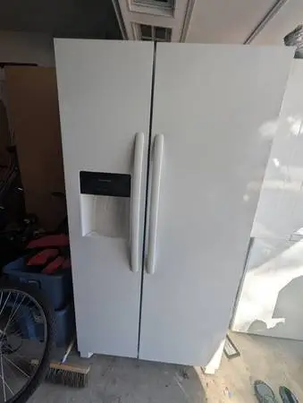 Frigidaire 25.6 cu ft Side-by-Side Fridge, White, Ice & Water